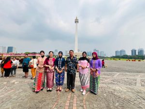 Hari Kartini, Polwan Berkebaya Layani Warga di Polda Metro Jaya