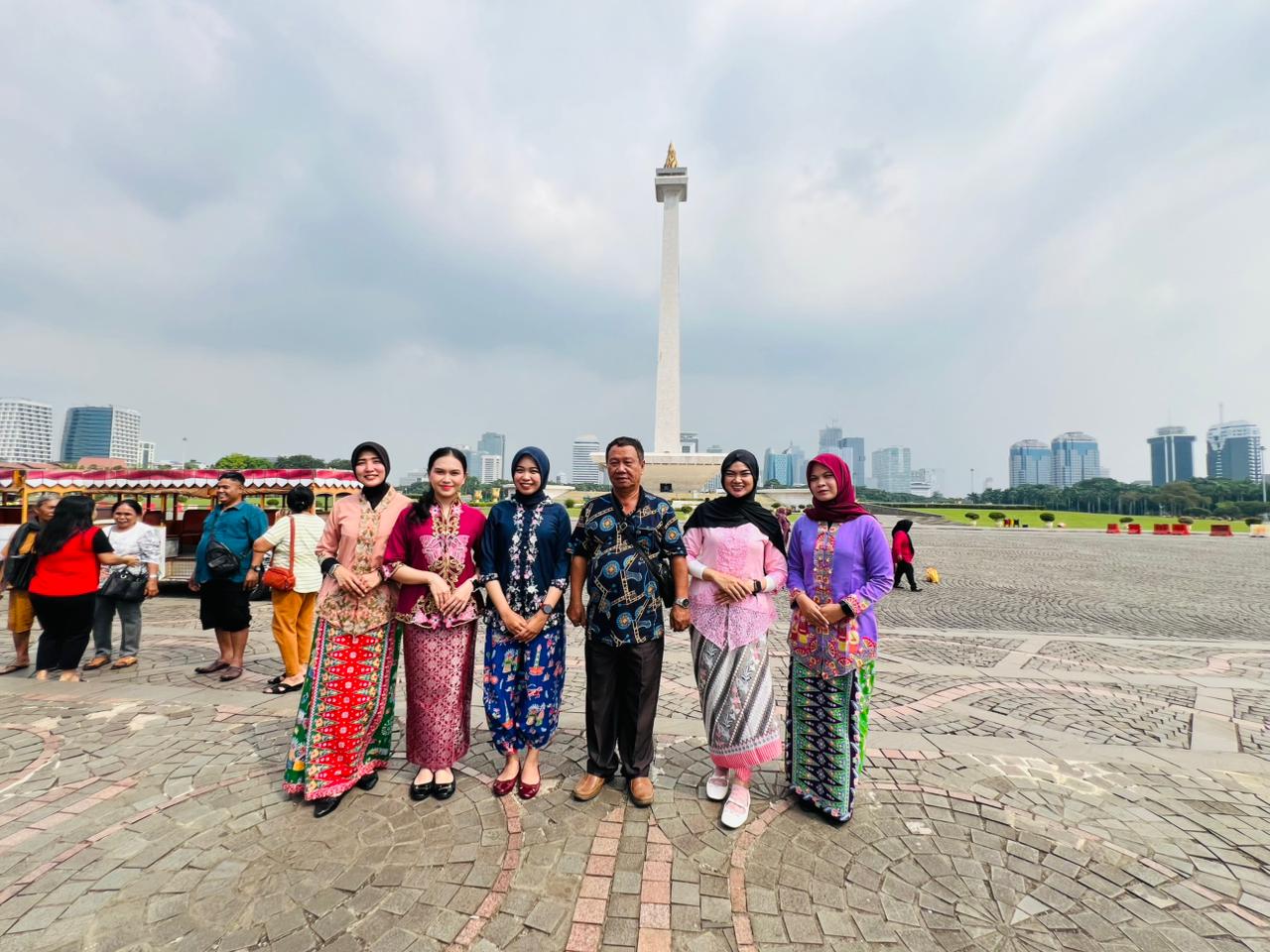 Hari Kartini, Polwan Berkebaya Layani Warga di Polda Metro Jaya