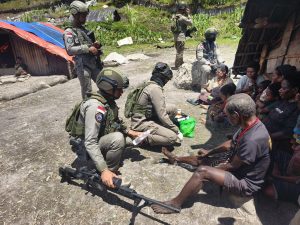 Satgas Damai Cartenz Laksanakan Patroli dan Layanan Kesehatan di Pengungsian Gigobak Sinak, Wujud Nyata Kepedulian kepada Warga