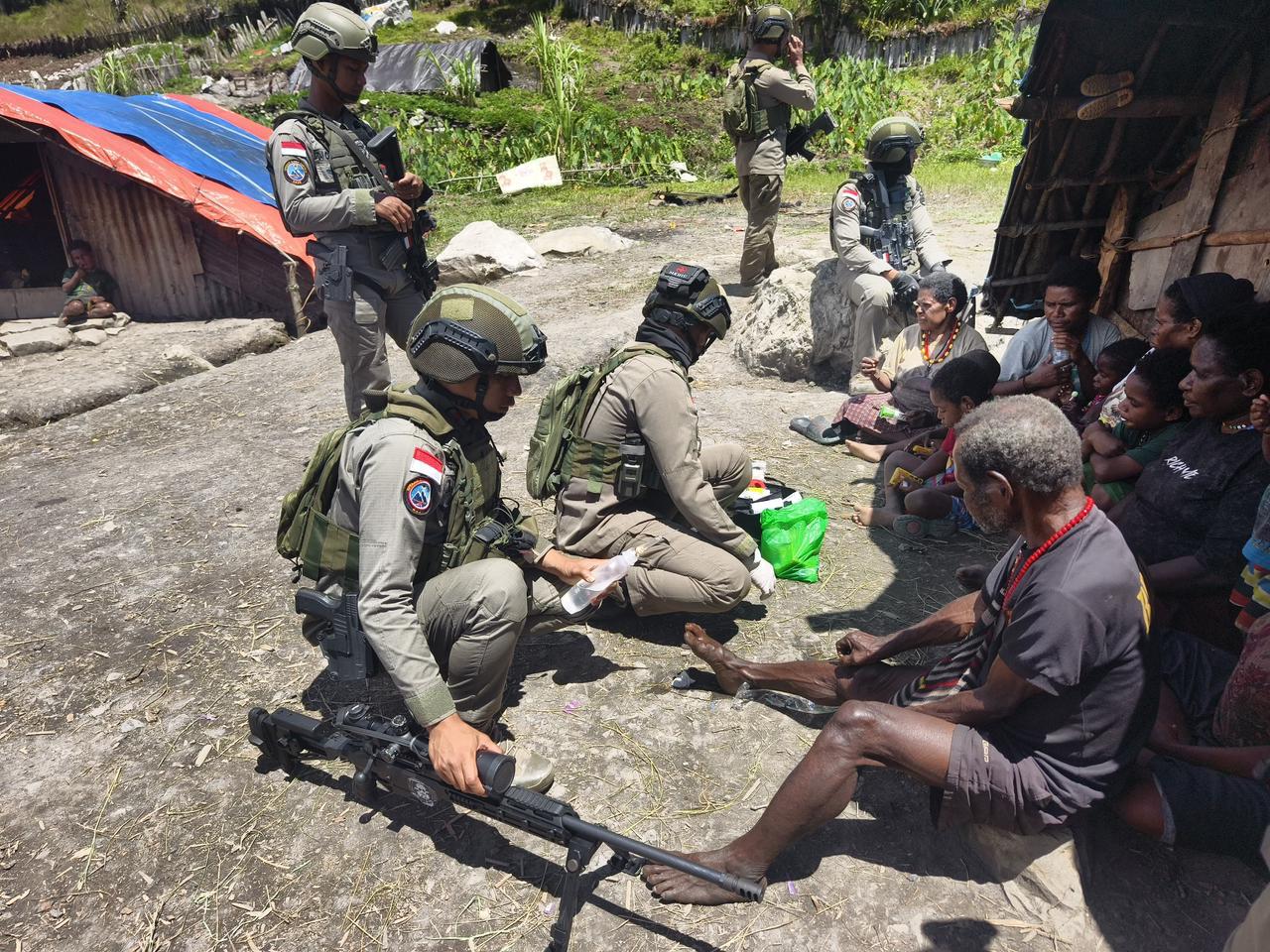 Satgas Damai Cartenz Laksanakan Patroli dan Layanan Kesehatan di Pengungsian Gigobak Sinak, Wujud Nyata Kepedulian kepada Warga