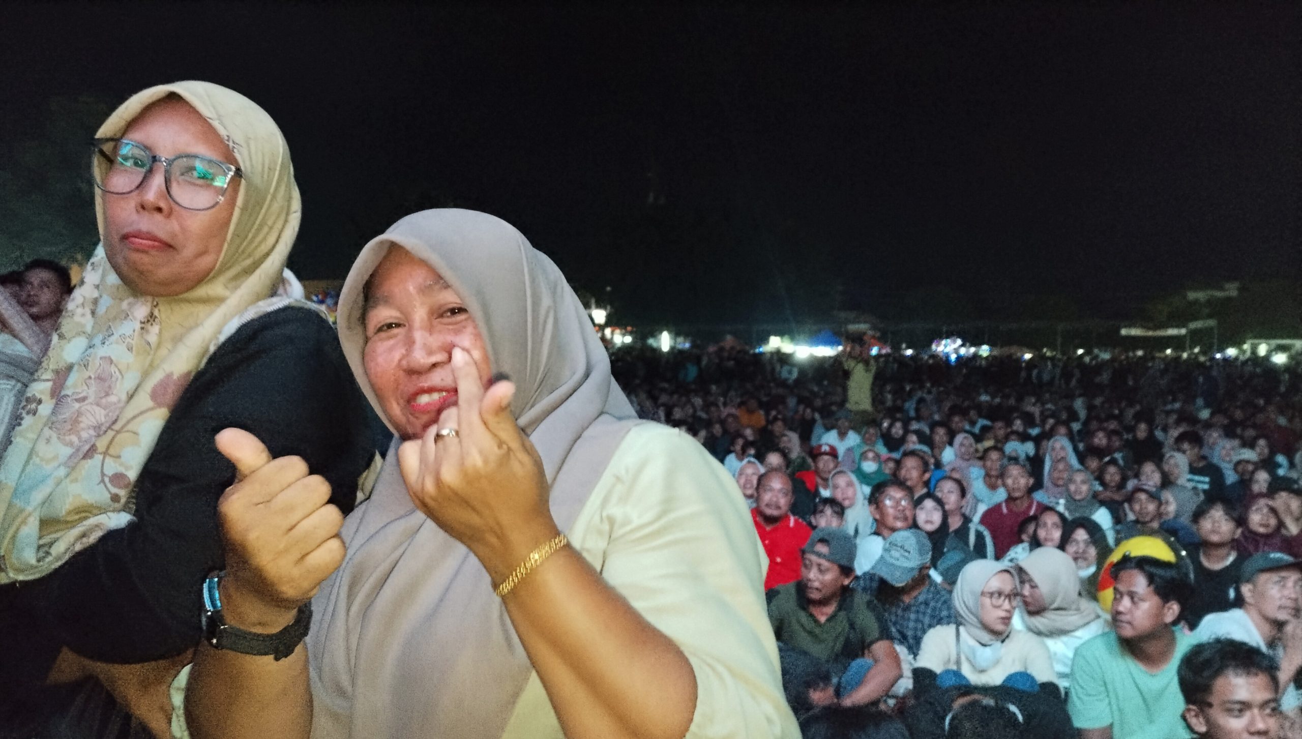 Heboh!! Ribuan Warga Padati Lapangan Sribawono Nonton Konser Denny Caknan Meriahkan HUT ke-27 Lampung Timur