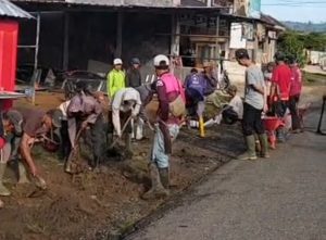 All Out! Warga Tugu Sari Turun Tangan Bergotong Royong Perbaiki Drainase 