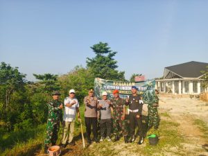 Sekda Ir.Ferli Yuledi.,SP.,MM.,MT Menghadiri Kegiatan Gerakan Radin Inten Asri Secara Serentak