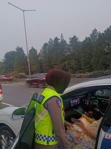 Aksi Polantas KARIB Kompol Darmawati KA Induk PJR BSD Korlantas Piolri Menolong ibu Hamil di Jalan Tol