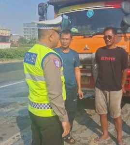 Induk PJR Bitung Korlantas Polri Memberikan Edukasi Yang Melintas Di Tol Jakarta Tangerang untuk Tidak Berhenti di Bahu Jalan 