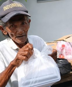 Satresnarkoba Polres Metro Polda Lampung Tebar Kepedulian Lewat Jumat Berkah, Berbagi Nasi Kotak dan Paket Sembako Untuk Sesama