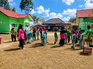 Semarak HUT RI ke-81, Siswa-Siswi SDS Bahari Al-Islam Ikuti Lomba Ambil Bola Pakai Sarung