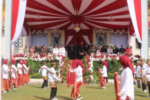 Kemeriahan HUT RI ke-81 di Lampung Barat, Parade Pelajar Sukses Hipnotis Bupati Beserta Tamu Undangan.