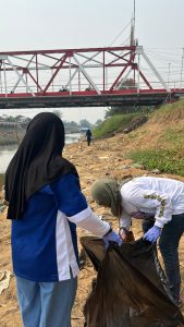 Gabungan Relawan Bersihkan Sampah Pasca Lomba Dayung, Soroti Tanggung Jawab Penyelenggara.