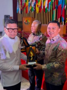 Bupati Parosil Mabsus Terima LPM Award 2026.