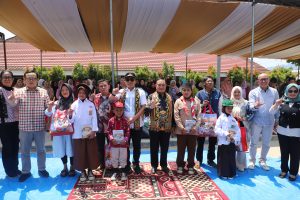 Seragam Gratis untuk 747 Siswa, Wali Murid: Ini Bukti Pemerintah Lampung Barat Hadir.