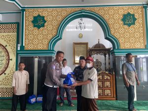 Ditlantas Polda Lampung Gelar Jumat Berkah, Bersihkan Masjid dan Salurkan Bantuan Sembako