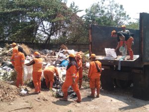 Respon Cepat Sudin LH Jaktim Bersihkan Sampah Kering di TPS RW 07 Ujung Menteng di Apreasi FWJ Indonesia