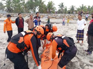 Polisi Evakuasi Remaja Asal Lampung Barat yang Ditemukan Mengapung di Perairan Pekon Balam