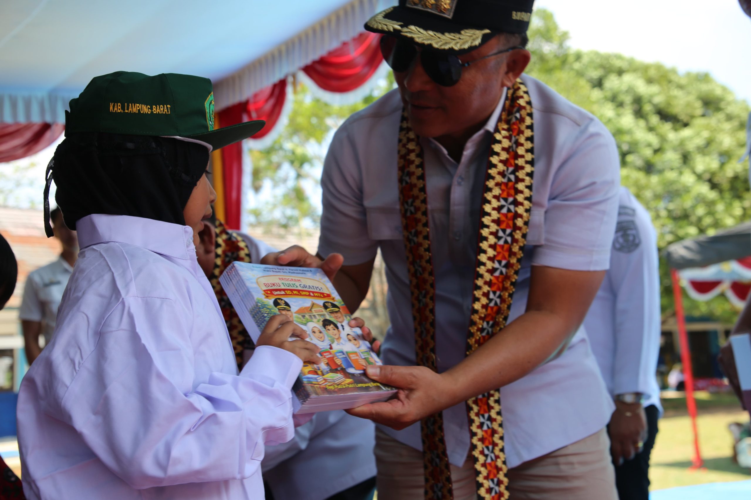 Bupati Parosil Tegaskan: Seragam Sekolah Gratis, Jangan Lagi Ada Pungutan Kaos Olahraga