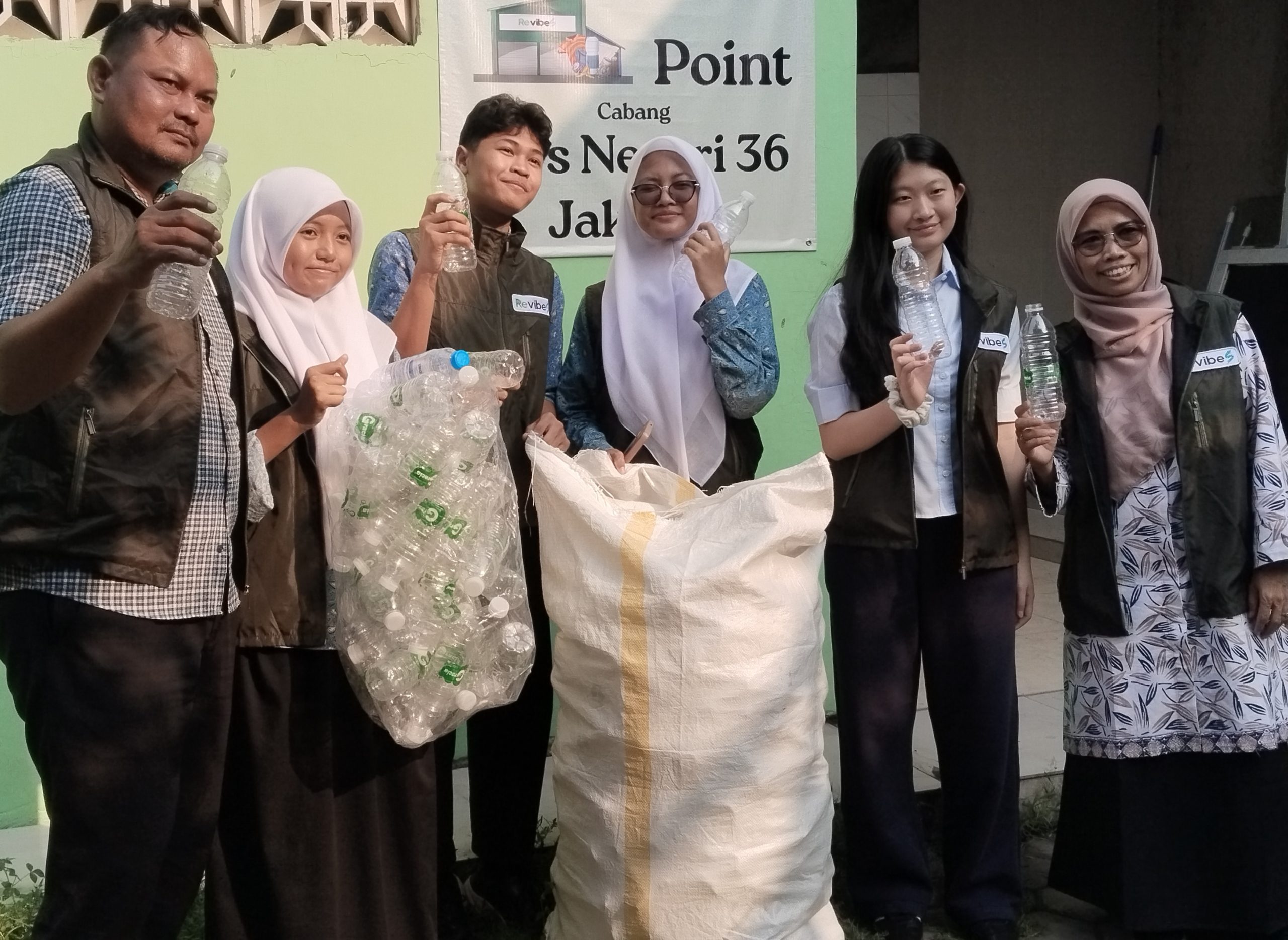 Revibes Launching Collection Point di MTsN 36 Jakarta, 300 Botol Plastik Terkumpul Dalam Seminggu Jadi Berkah