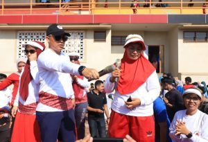 Ribuan Warga 1 Terpilih, Bupati Parosil :  Ibu Masrurih Kami Anugerahi  Umroh Gratis Dari Pemkab Lambar.
