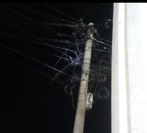 Kabel WiFi Diduga Beradu dengan Kabel Pelanggan, Tiang PLN di Pasar Kamis Sempat Terbakar.
