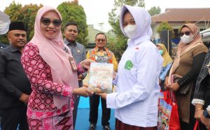 766 Seragam Gratis Pemkab Lambar Bupati Parosil :  Hapus Jurang Kaya Miskin di Sekincau. 