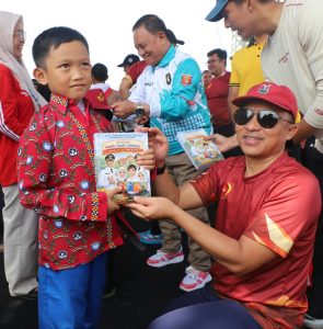 688  Kebun Tebu Tersenyum Bahagia , Seragam dan Buku Sekolah Dibagikan Gratis.
