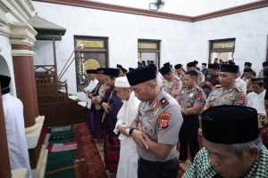 Perkuat Sinergi dengan Masyarakat, Wakapolda Banten Laksanakan Jumat Keliling di Cipocok Jaya