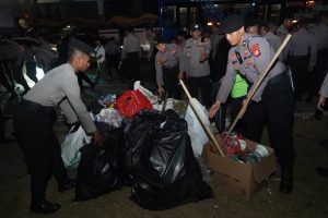 TNI – Polri, Pemprov DKI Bersihkan Sampah Usai Aksi