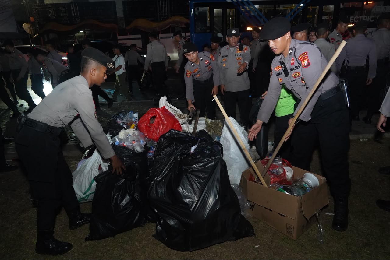 TNI – Polri, Pemprov DKI Bersihkan Sampah Usai Aksi