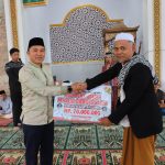 Tepati Janji Sejak Ramadan 2026, Bupati Parosil Serahkan Hibah Rp70 Juta untuk Masjid Babussalam Mutar Alam
