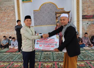 Tepati Janji Sejak Ramadan 2026, Bupati Parosil Serahkan Hibah Rp70 Juta untuk Masjid Babussalam Mutar Alam