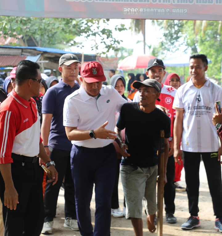 Langkah Sucipto Sentuh Hati Bupati Parosil, Semangat Tanpa Batas di Jalan Sehat HUT Lambar ke-35.