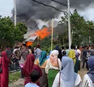 Kebakaran Hanguskan Rumah Warga Batu Brak, Kerugian Ditaksir Ratusan Juta!