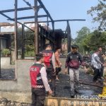 Sigap dan Peduli, Sat Samapta Polres Lampung Barat Bantu Damkar Bersihkan Puing Kebakaran di Pasar Pekon Balak