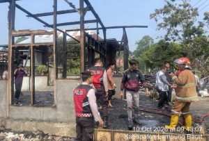 Sigap dan Peduli, Sat Samapta Polres Lampung Barat Bantu Damkar Bersihkan Puing Kebakaran di Pasar Pekon Balak