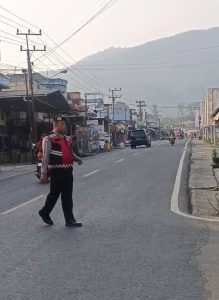 Pam Rawan Pagi di Simpang Waspada, Aiptu Mulyadi Imbau Pengendara Tertib Berlalu Lintas