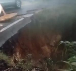 Hujan Deras Picu Longsor di Jalan Serengit Pampangan, Camat Sekincau Imbau Warga Waspada