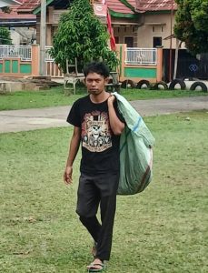 Di Balik Karung Yang Dipikul Agus,Ada Pesan Besar : Tolong Jangan Buang Sampah Sembarangan !